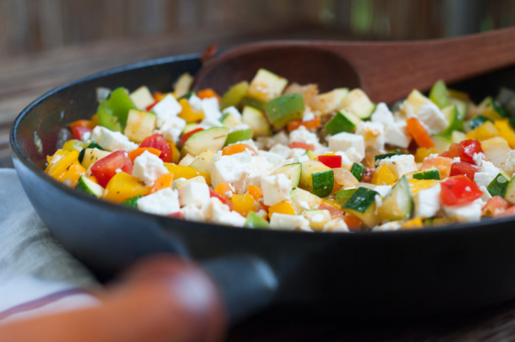 So schmeckt Sommer – Gedünstetes Sommergemüse mit Feta – Kochen ist Jazz